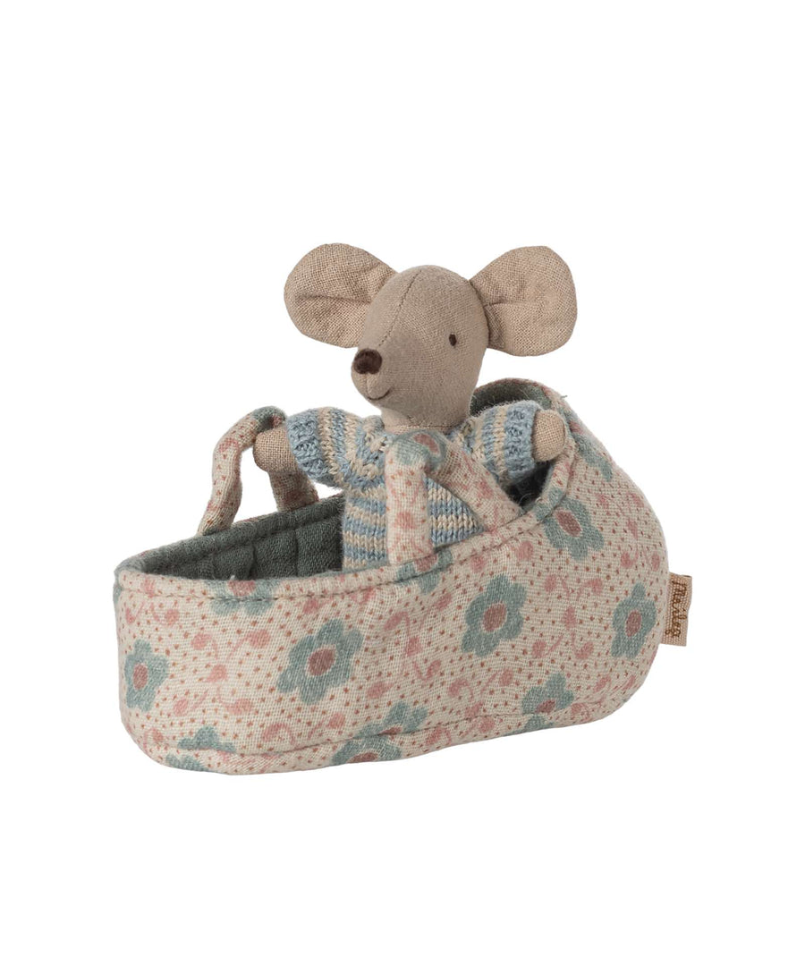 Maileg • Babymaus in Tragetasche blau
