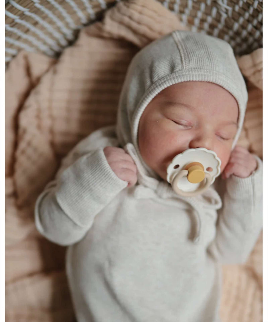 Mushie • Ribbed Bonnet beige melange 0-3 M