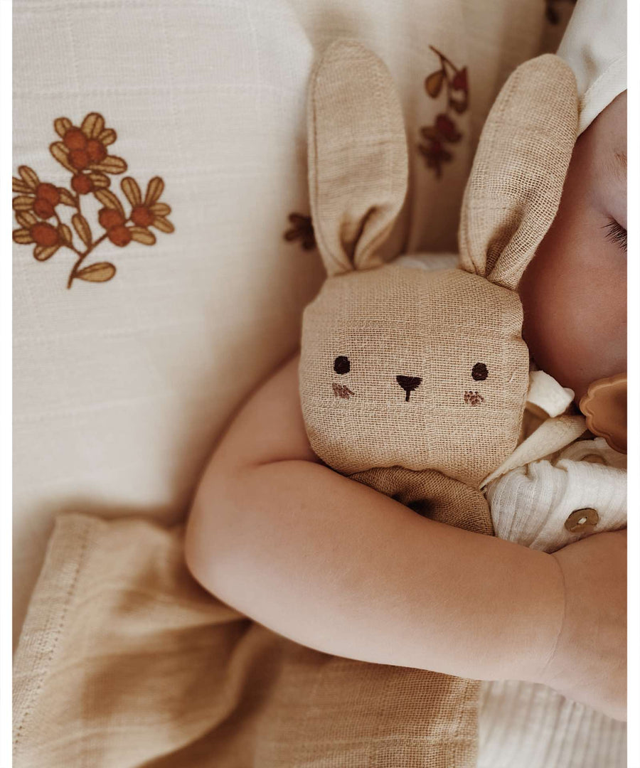 Main Sauvage • Cuddle cloth bunny sand Nuscheli