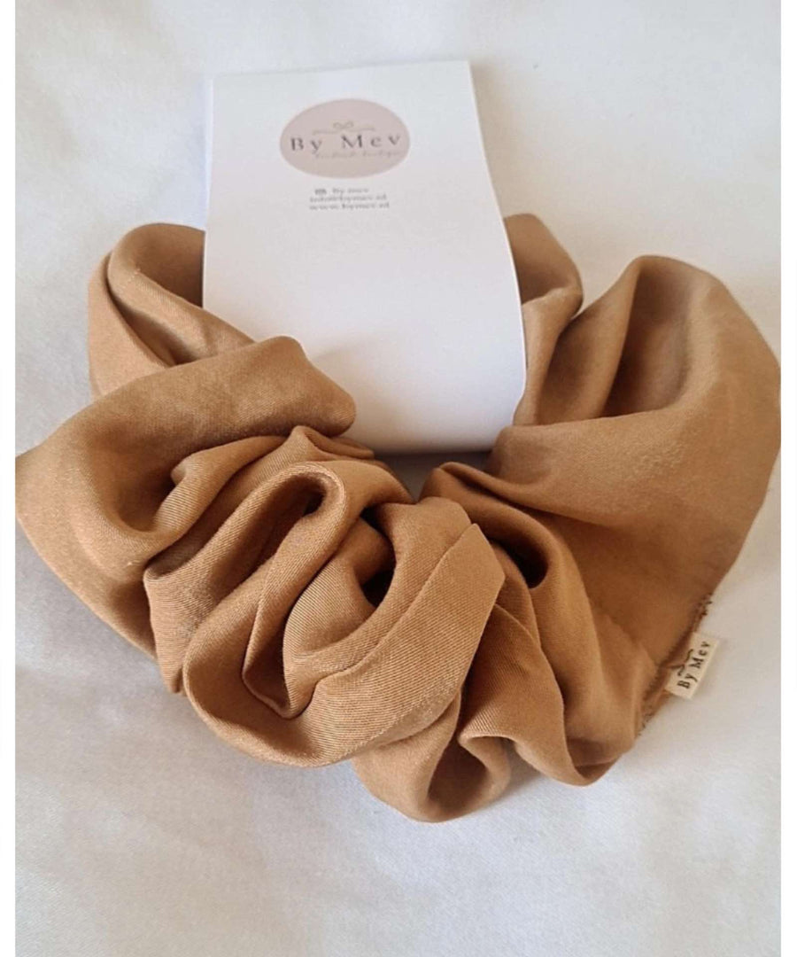 By Mev Bowtique • Scrunchie xxl camel