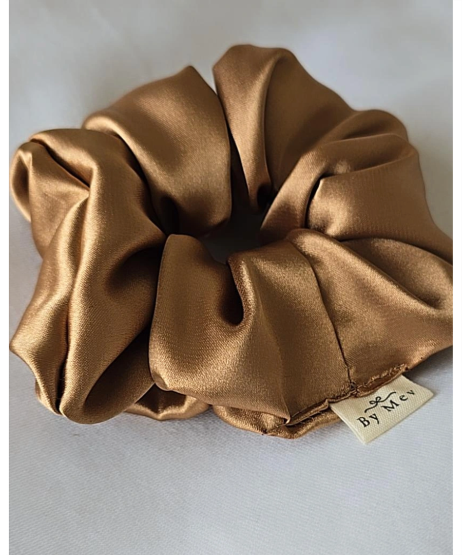 By Mev Bowtique • Scrunchie M satin camel