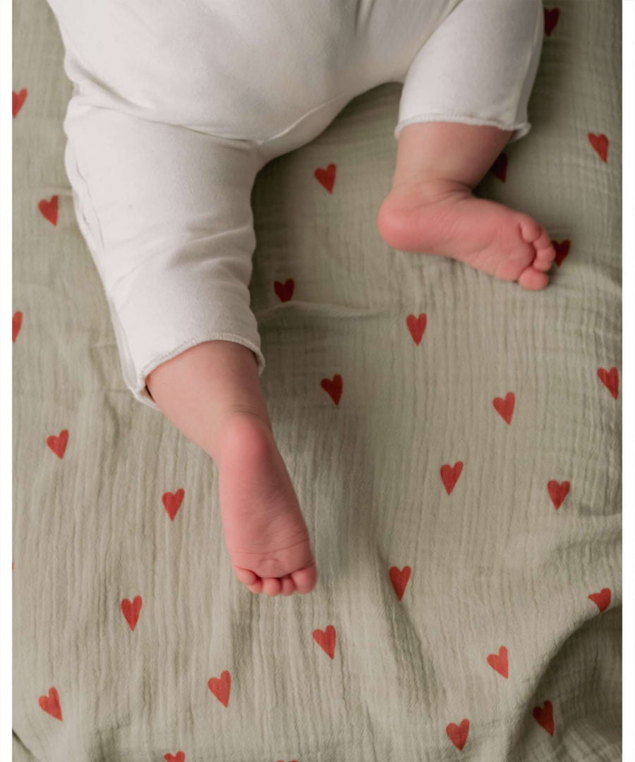 Studio Noos • Nuschi / Musselin Tuch 70x70cm Sage Green Hearts Swaddle