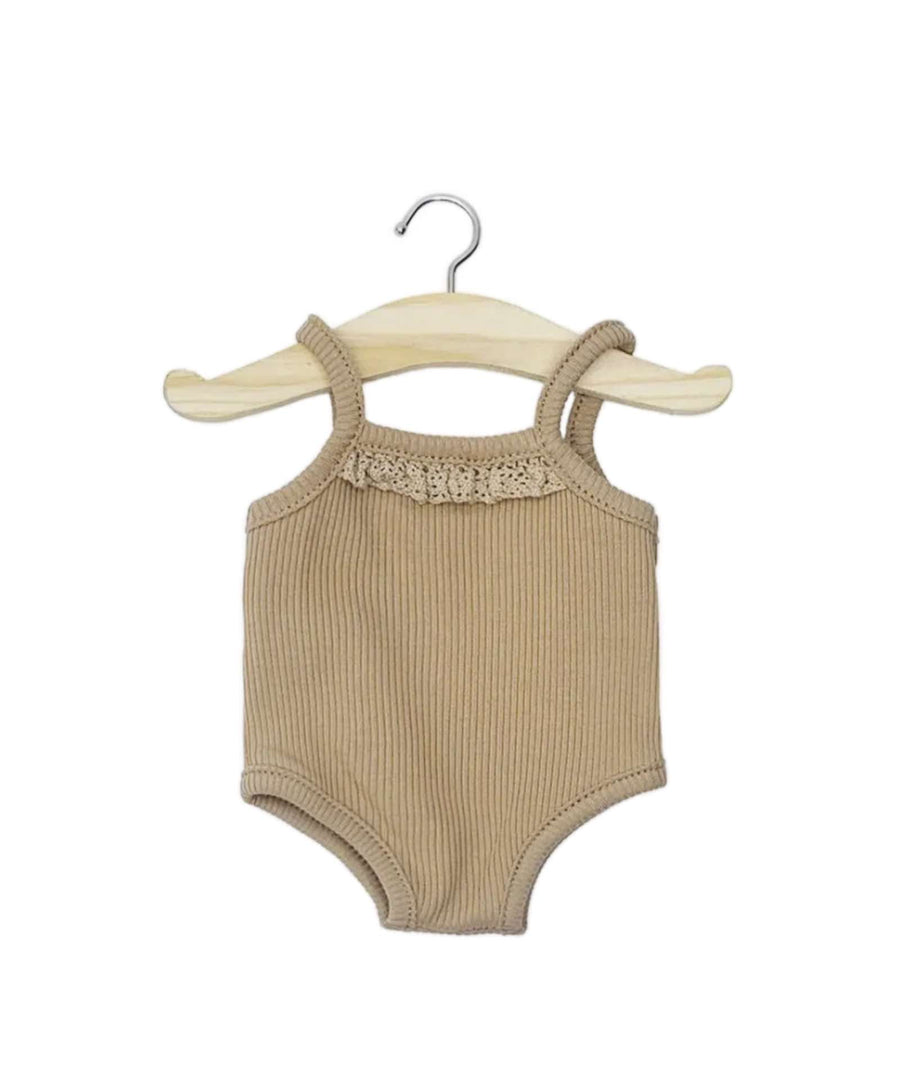 Minikane • Puppenkleidung gerippter Trägerbody mit Spitze kakao