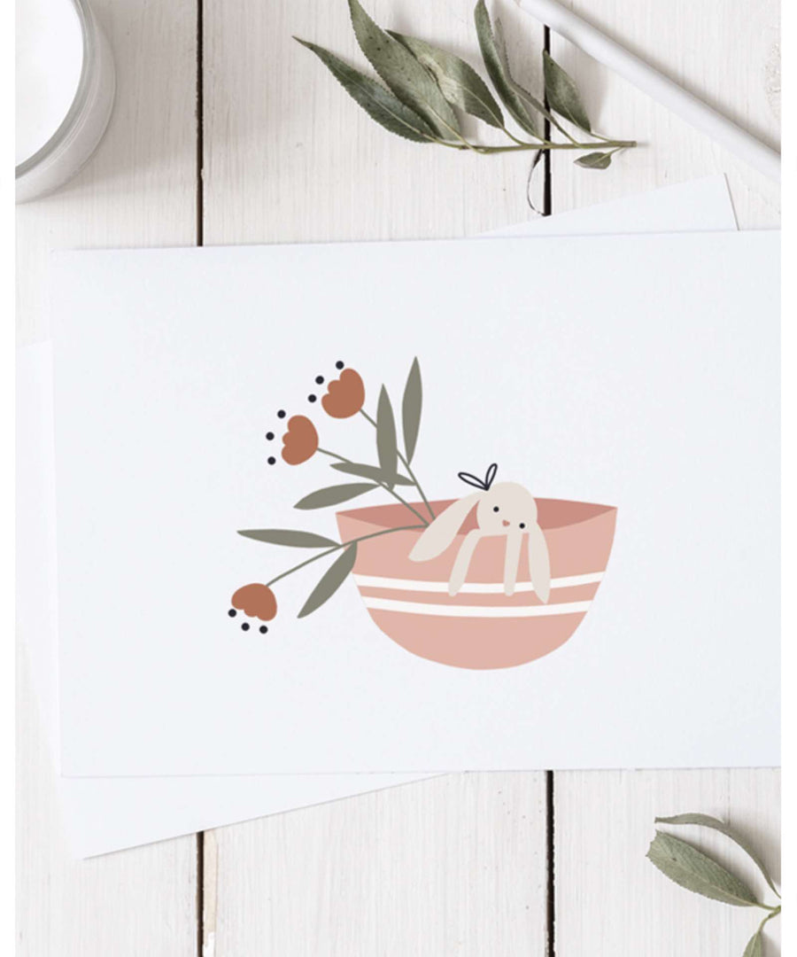 Atelier Oranger • Postkarte "Doudou dans son panier Rose"